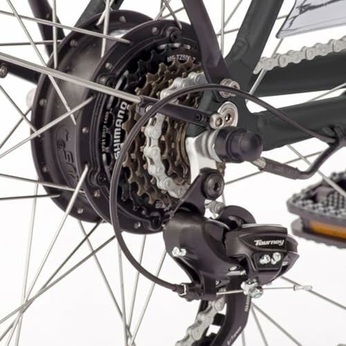 Close-up van een fietsonderdeel met derailleur.