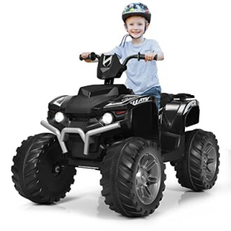 Kind op elektrische quad met helm