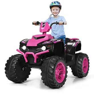 Kind op roze ATV speelgoedvoertuig