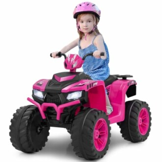 Kind rijdt op roze ATV speelgoed