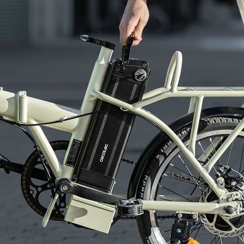 Hand plaatst batterij in elektrische fiets.