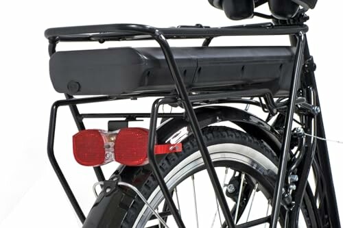 Achterkant van een elektrische fiets met bagagedrager en achterlicht.