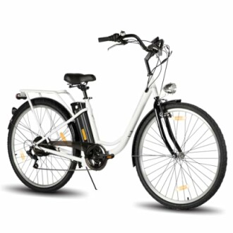 Elektrische stadsfiets in wit met zwart stuur en bagagedrager.