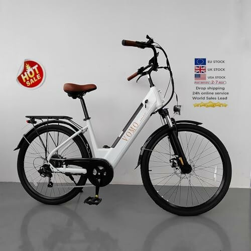 Witte elektrische stadsfiets met bruine zadel en handvatten