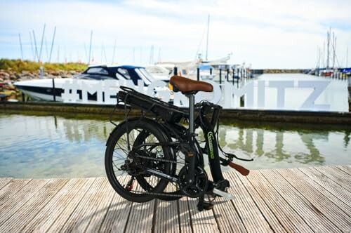 Opgevouwen fiets bij de haven