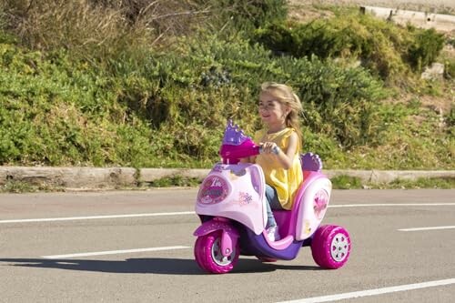 Meisje rijdt op roze speelgoed scooter op straat