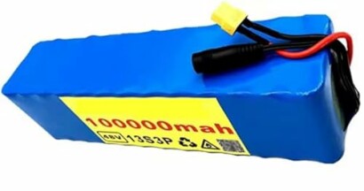 Blauwe batterij met label 100000mAh en kabels