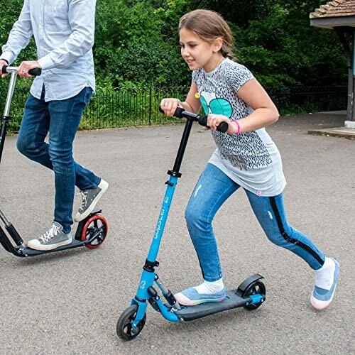 Kinderen rijden op scooters in het park.