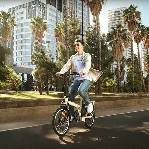 Man fietst op een vouwfiets in de stad.