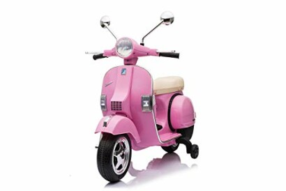 Roze retro scooter met spiegels en een beige zadel.