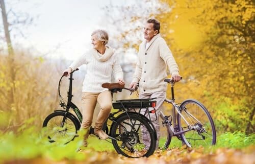 Ouder echtpaar fietst in herfstlandschap