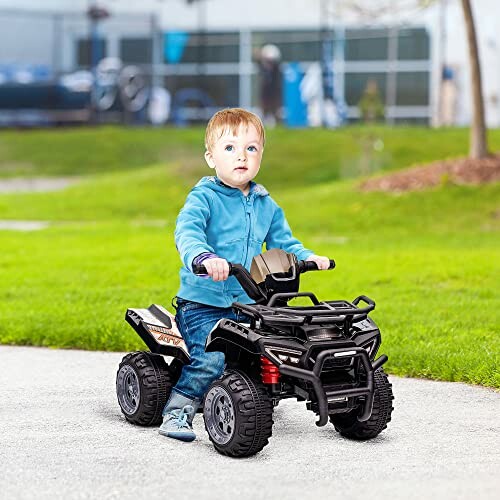 Peuter rijdt op speelgoed-ATV buiten